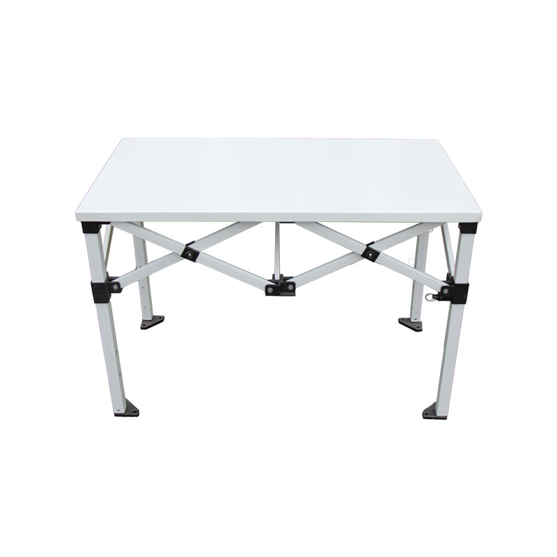 Siyah dikdörtgen masa ve pazar veranda şemsiyesi
